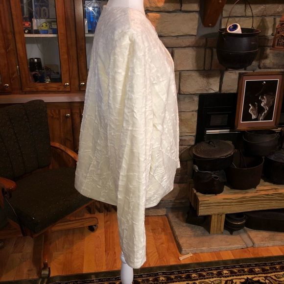 Koret size Large winter white jacket with beautiful clasp fully lined EUC - Picture 4 of 5